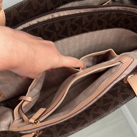 Michael Kors computer bag. - Picture 6 of 11